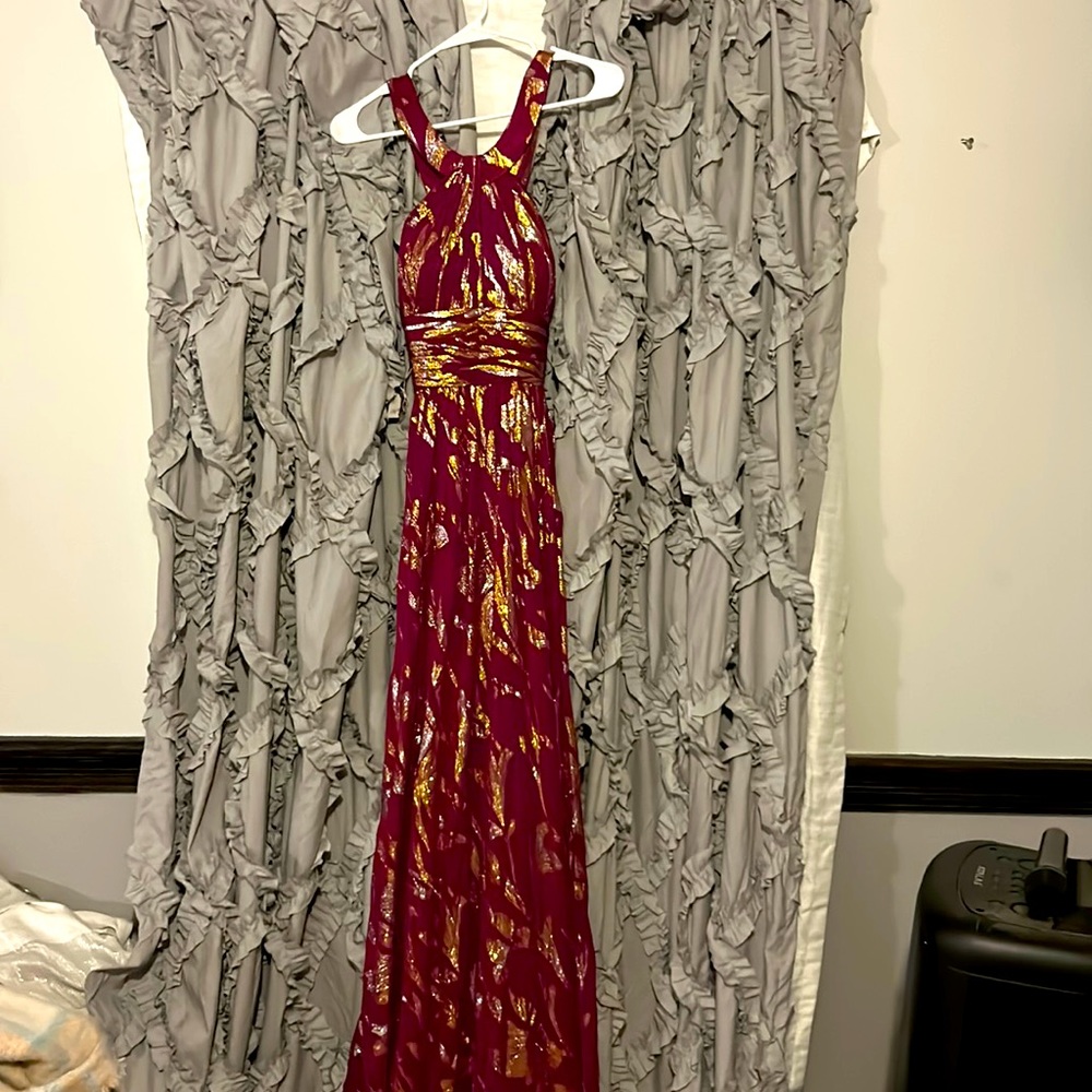 Size 0 elegant prom dress or for a wedding. The brand is Aidan Mattox